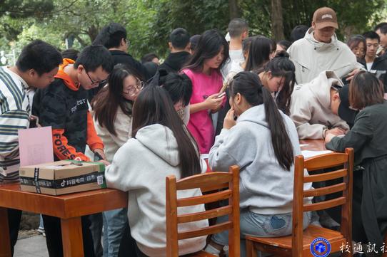 书山寻宝活动照片1.jpg 书山寻宝活动照片1.jpg