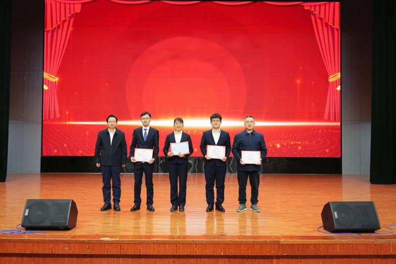 颁奖.jpg 颁奖.jpg